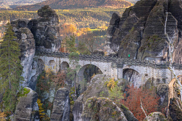 Турист попытался спасти свой мобильный телефон, упал со скалы и не выжил