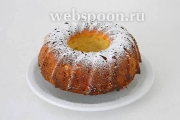 Готовый кекс посыпаем сахарной пудрой и подаём!