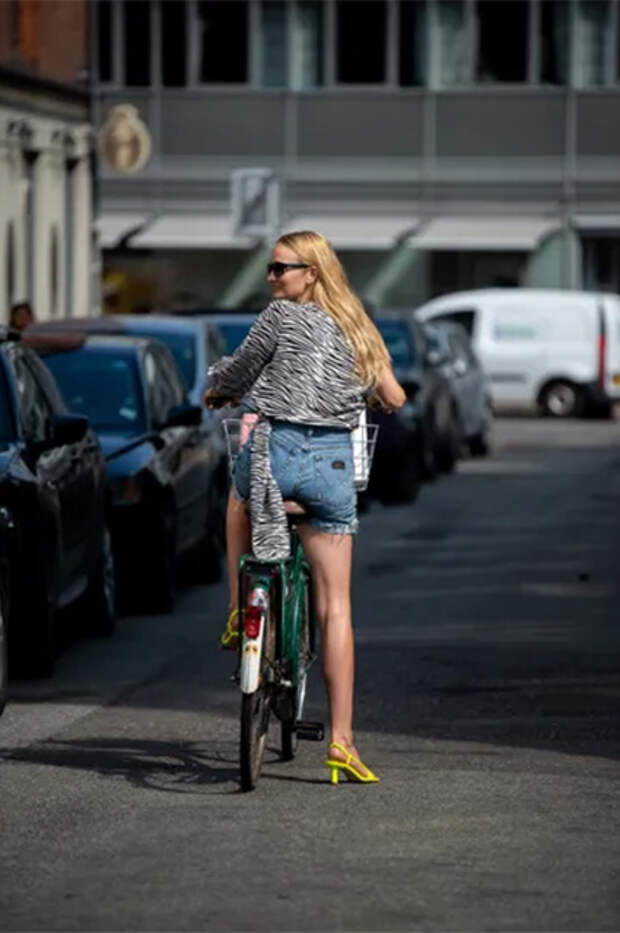 Катись, колесо: реальные примеры модных образов для велосипедных прогулок