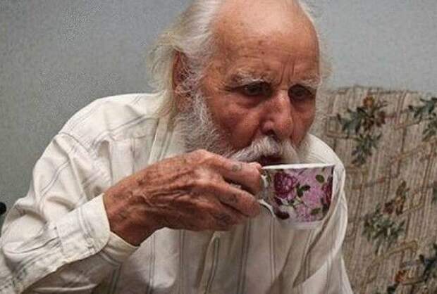 Сын приехал навестить отца в больницу.
