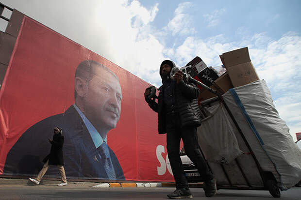 epa05900747 A woman walks in front of a giant picture of Turkish President Recep Tayyip Erdogan, in Istanbul, Turkey, 10 April 2017. A referendum on the constitutional reform in Turkey will be held on 16 April. The reform, passed by Turkish parliament on 21 January, would change the country's parliamentarian system of governance into a presidential one, which the opposition denounced as giving more power to Turkish president Recep Tayyip Erdogan. EPA/SEDAT SUNA Scene 