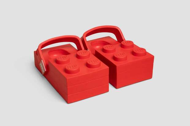 Гигантские сабо Crocs в виде деталей Lego высмеяли в сети фразой «Канье Уэст одобряет»