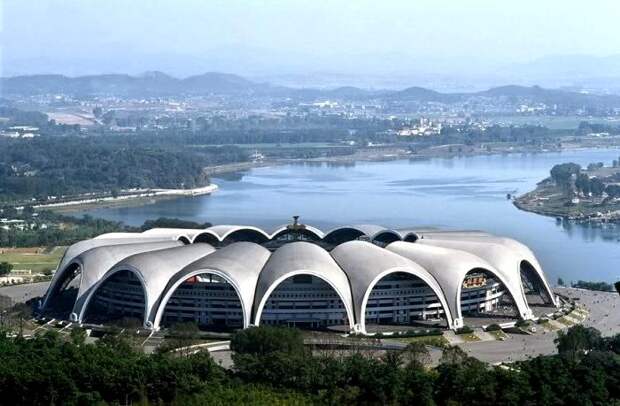 Грандиозный стадион северокорейского производства. /Фото: reddit.com