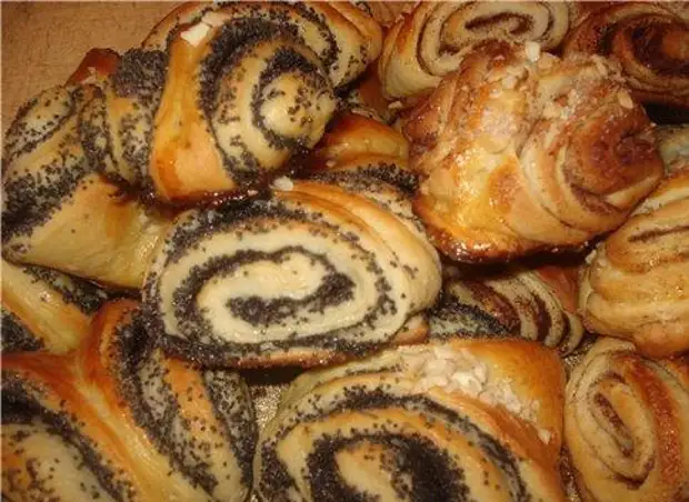 Булочки дрожжевые с маком медвежья лапа. Слоеное тесто с маком. Рулет маковый рулет маковый. Сдоба рулет с маком. Булочки с маком бездрожжевое тесто.