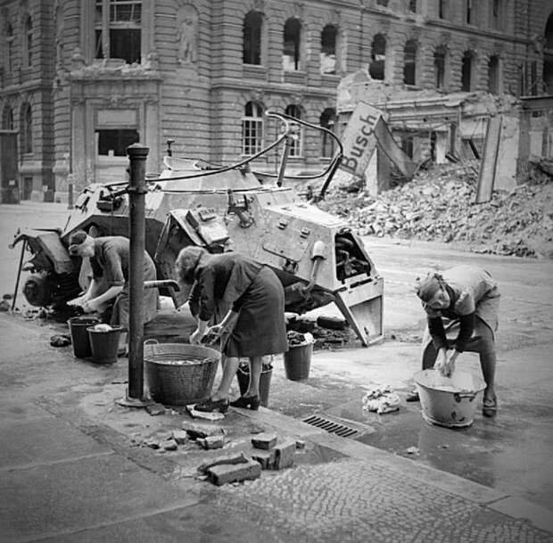 Немки стирают бельё, Берлин, 1945 г