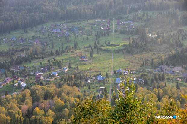 Центр Города Солнца — круглая лужайка, где проходят собрания и праздники. Увы, мы такого собрания не застали