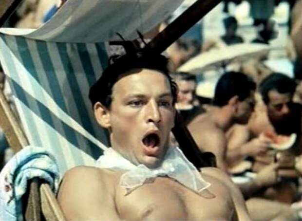 Василий Лановой в фильме *Полосатый рейс*, 1961 | Фото: kino-teatr.ru Василий Лановой в фильме *Полосатый рейс*, 1961 | Фото: kino-teatr.ru