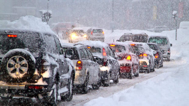 Москвичей из-за снегопада призвали пересесть на общественный транспорт