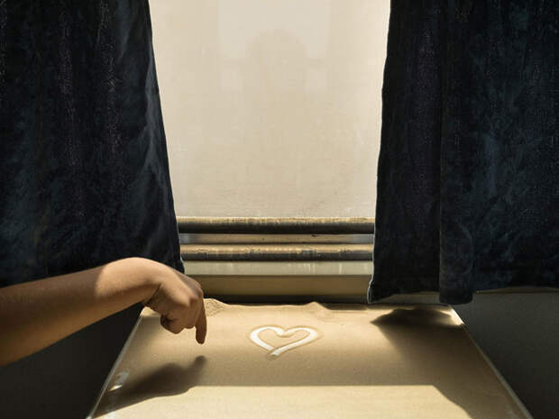 33. Ребенок нарисовал сердечко на песке, попавшем в вагон из окна во время поездки в Кашгар, Китай. national geographic, журнал, мир, фотография