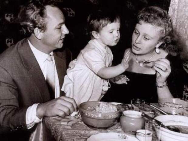 Алла Ларионова с мужем, актером Николаем Рыбниковым, и дочерью | Фото: biography-life.ru