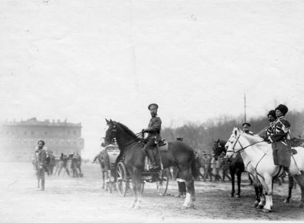 09. Император Николай II принимает парад войск