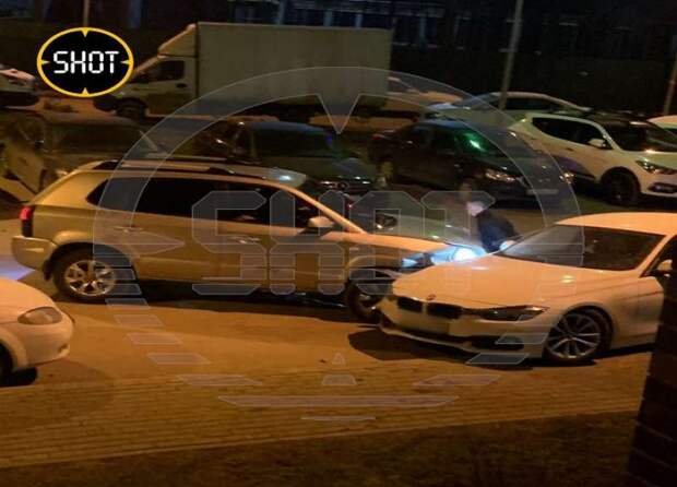 Полицейский в Подмосковье устроил гонки во дворе и протаранил BMW