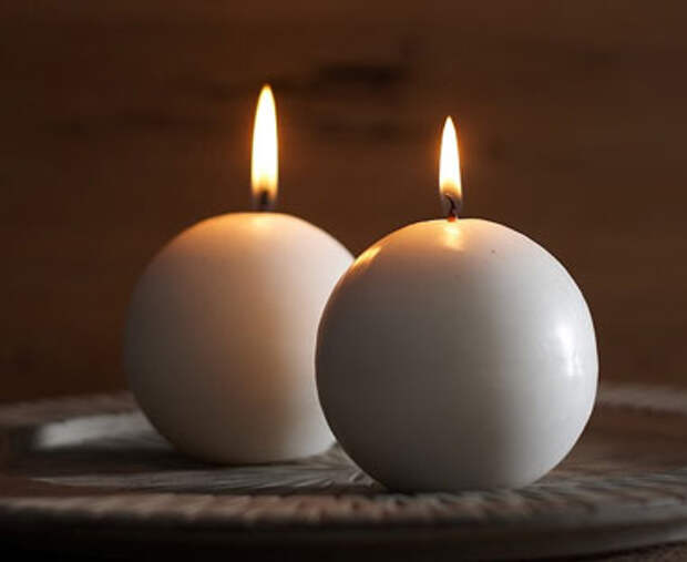 Две белые круглые свечи