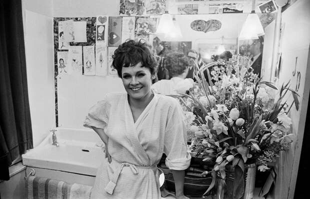 Джуди Денч в своей гримерке перед премьерой мюзикла «Кабаре»