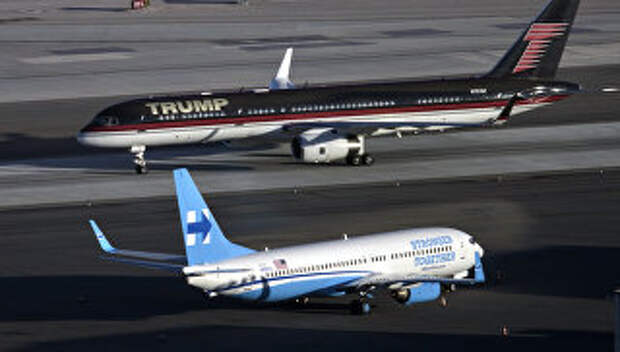 Самолеты кандидатов в президенты США Дональда Трампа и Хиллари Клинтон в аэропорту Лас-Вегаса. Архивное фото