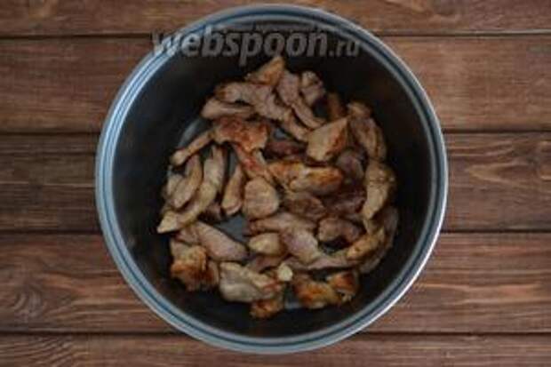 Мясо (700 г) нарезать небольшими кусочками и выложить в чашу мультиварки, посолить (1 ст. л.), поперчить (1 ч. л.) и обжарить до румяного цвета на функции «Жарка». Вынуть мясо.