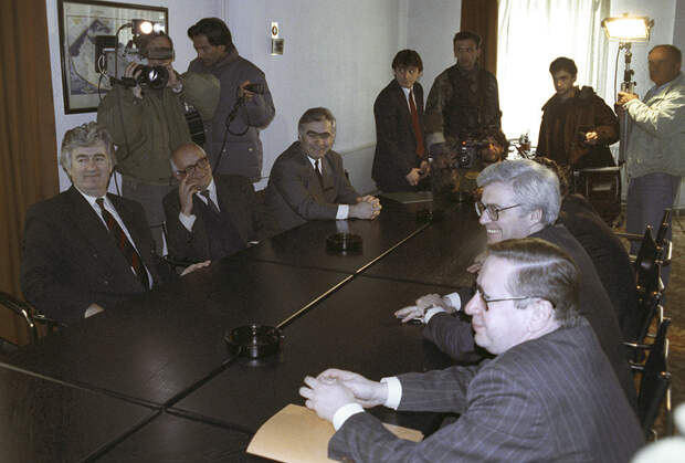 Специальный представитель Президента РФ на мирных переговорах по бывшей Югославии, заместитель министра иностранных дел России Виталий Чуркин и лидер боснийских сербов Радован Караджич во время встречи в Белграде. 1993 год