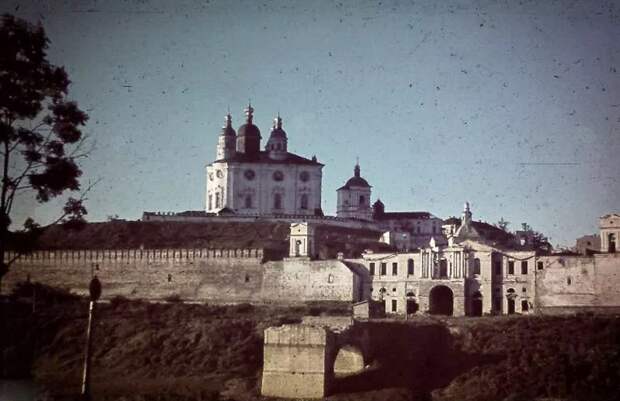 1942. Успенский собор и надвратная Одигитриевская церковь