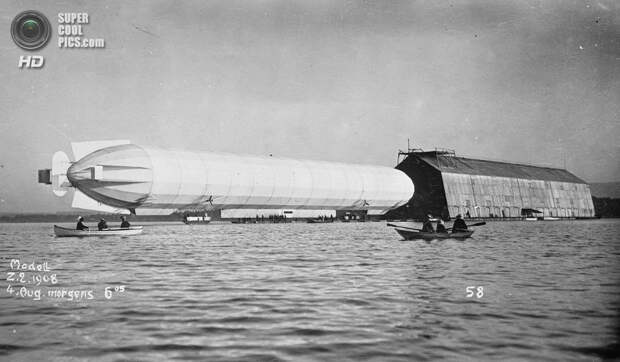 4 августа 1908 года. Дирижабль «Цеппелин» на воде. (Library of Congress)