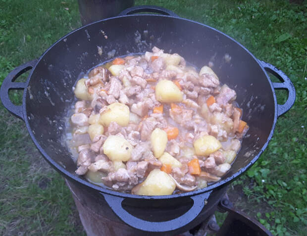 Тушеная картошка с грибами и мясом в казане Тушеная картошка с грибами и мясом в казане
