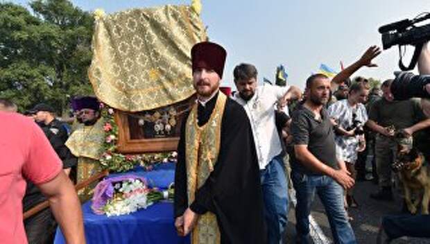 Украинские активисты блокируют движение крестного хода в Борисполе. 25 июля 2016