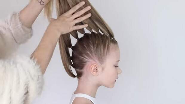 Мама решила сделать дочке роскошную косу-ирокез, для которой нужны только резинки и расчёска