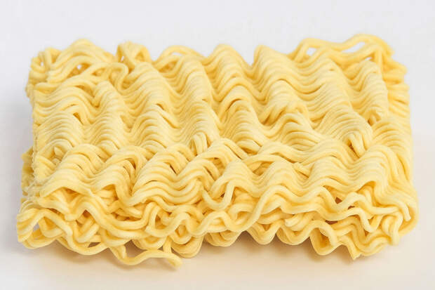 Врач Меньщикова: одна порция азиатской лапши содержит почти суточную норму соли