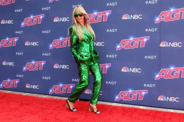 Хайди Клум вышла в свет в блестящем зеленом костюме