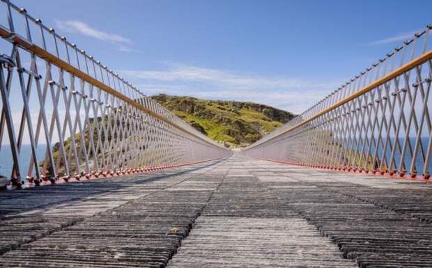 На создание пешеходной поверхности моста ушло 40 тыс. пластин сланца добытого в Delabole (Корнуолл, Великобритания). | Фото: newatlas.com.