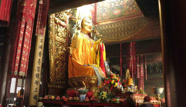 18-метровая статуя Будды из дерева.