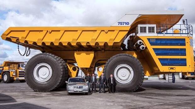 Удивляющий своими размерами грузовой автомобиль производства БелАЗ/ Фото: yablyk.com