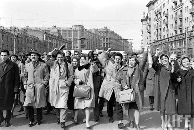 12 апреля 1961 года. Всенародное ликование СССР, гагарин, космос, ностальгия