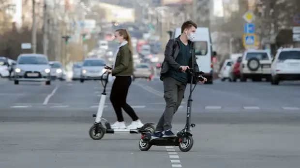 В Петербурге продолжились обыски по делам об электросамокатах