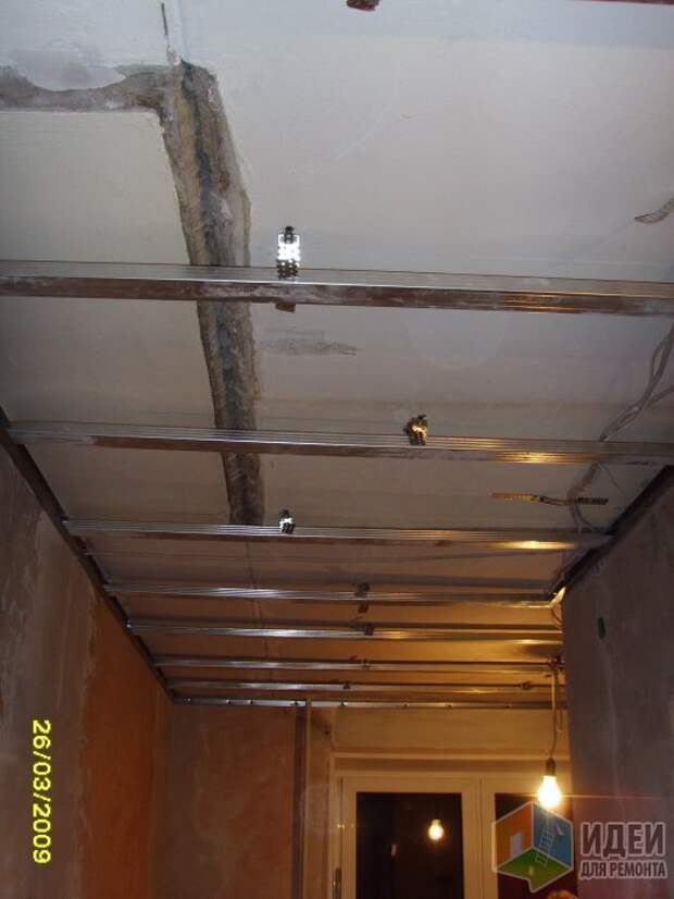 потолок решили не восстанавливать, а заменить подвесным, после демонтажа встроенного шкафа на потолке обнажились глубокие  швы- стыки потолочных плит