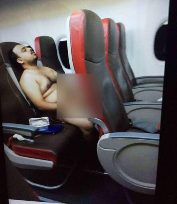 Пассажиры выложили фото парня, который после взлёта разделся и включил порно. новости, авиадебоширы, рукоблудие