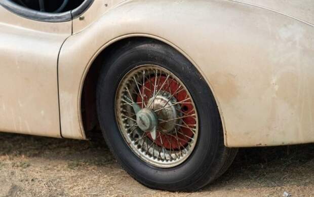 Jaguar XK120 1954 года несколько десятилетий пылился в гараже