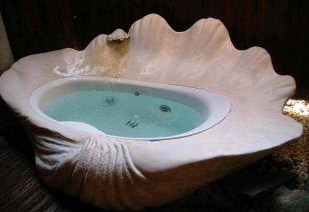 Ванна в форме ракушки.