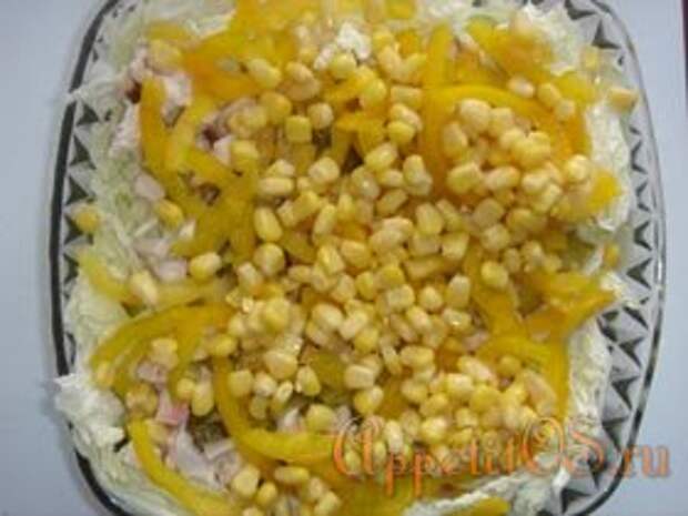 Затем выложить кукурузу