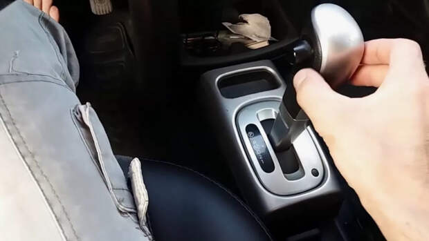 Почему переключать автомат на нейтраль во время движения опасно и лишено смысла