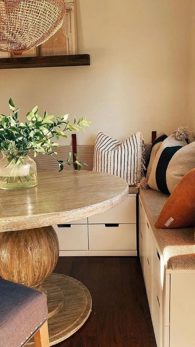 Привет из прошлого? 6 интерьеров со стильными кухонными уголками