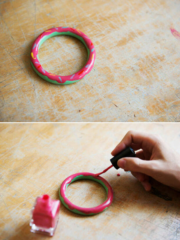 Самый простой пластмассовый браслет можно превратить в стильный аксессуар с помощью лаков для ногтей.