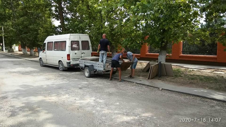 В Саках на центральной улице средь бела дня украли плитку