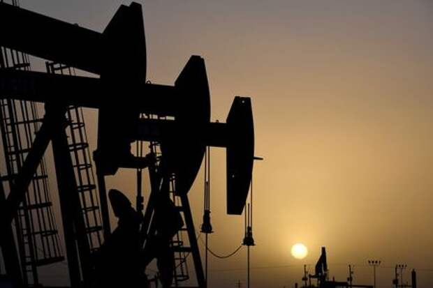 FILE PHOTO: Pump jacks operate at sunset in Midland, Texas, U.S., February 11, 2019. REUTERS/Nick Oxford