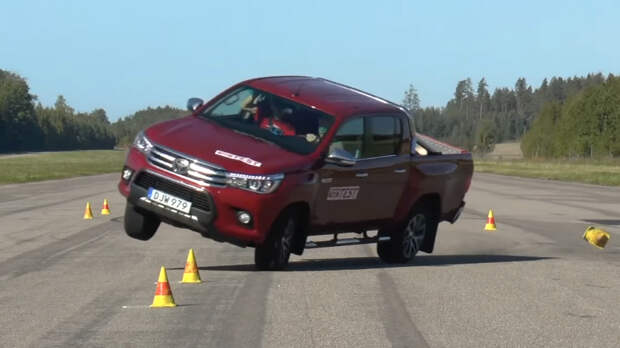 Пикап Toyota Hilux провалил «лосиный тест»