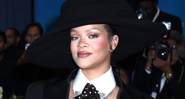 Певица Рианна снялась в топе с выглядывающим бюстгальтером