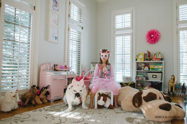 Маленькая принцесса и ее четвероногая подруга девочка, собака