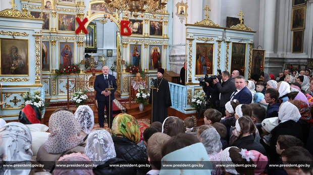 "Свет напоминает нам о вечных идеалах": Лукашенко поздравил православных с Пасхой