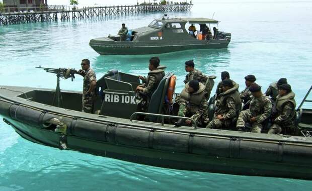 Море Сулавеси Нападений за год: 14 Малазийские солдаты патрулируют акваторию на быстроходных современных катерах. Они хорошо вооружены и прекрасно подготовлены, но, тем не менее, не могут предотвратить все атаки пиратов — которые, между прочим, идут брать добычу на старых моторных лодках.