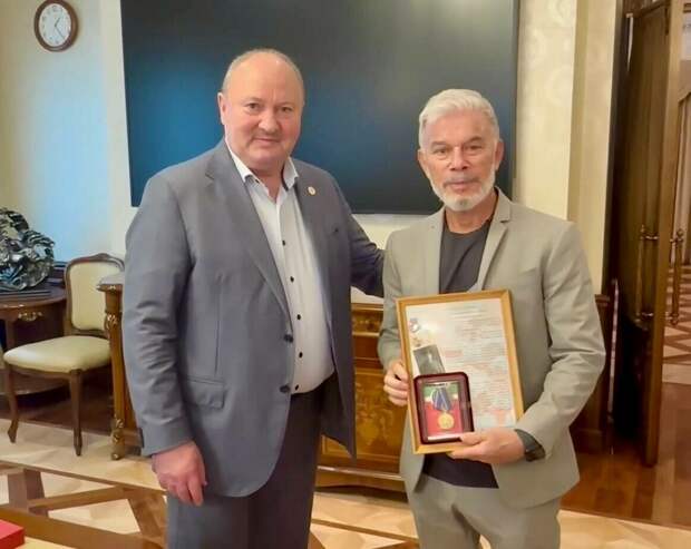 Олег Газмановка генерал Мәхмүт Гәрәевнең 100 еллыгына багышланган медаль бирделәр