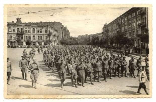 16 августа 1944 года. Конвоирование немецких военнопленных по Киеву